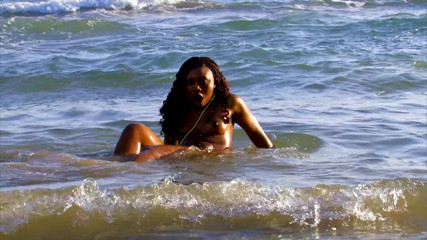 Femdom Sex: Ebony bitch get fucking and fisting at beach