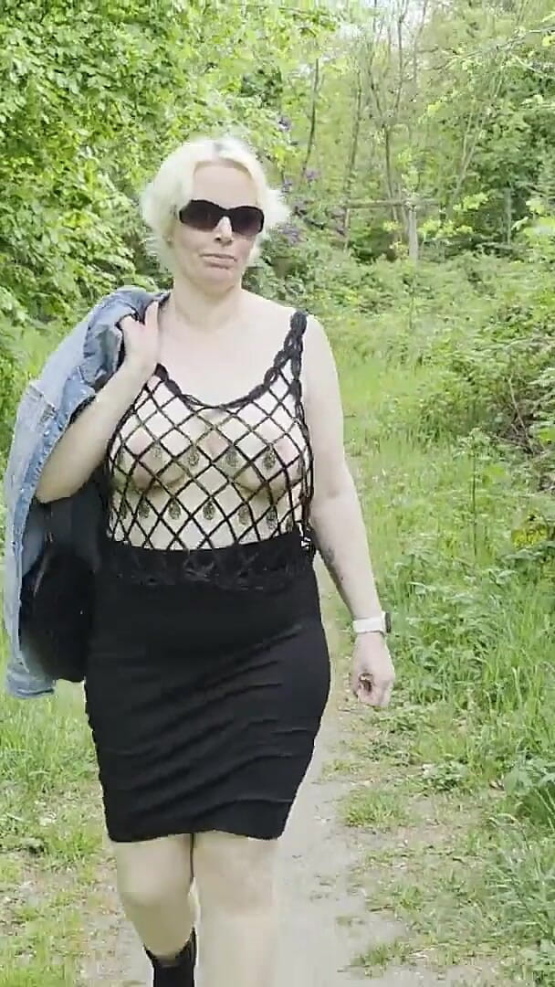 UserBitch1: Plimbare frivolă prin pădure