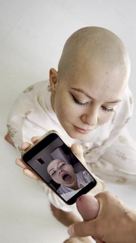 Cumtribute kel kız sonra telefonunu temiziyor