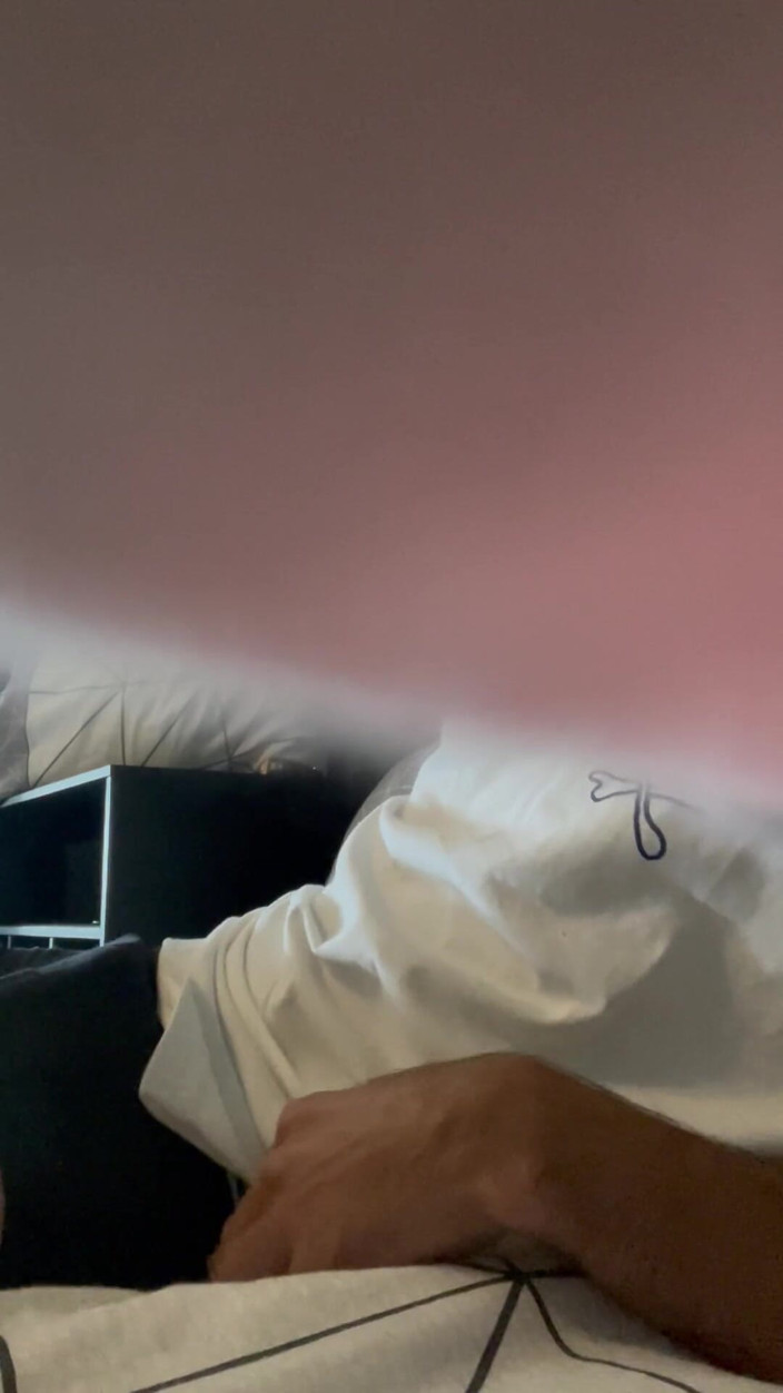 Getwhatyouwantnow: Я дрочу себе на ліжку і камшот для тебе, показуючи мій поголений член.