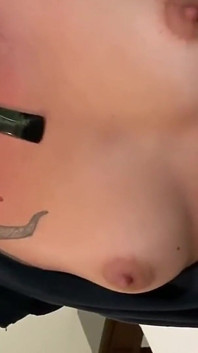 Drobná bílá holka tvrdě fackovala a ona říká, děkuji.