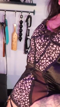 TS Ria Bentley wird von Gothess Bri gepierlt und angepisst