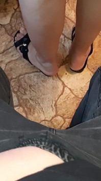 Je me branle devant ma voisine dans la cuisine pendant qu’elle prépare le dîner