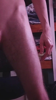 Accarezzo lentamente il mio cazzo fino a quando non mi cremano dappertutto