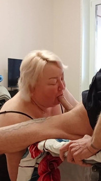 Nach einem blowjob fülle ich den mund meiner freundin mit sperma und sie isst es