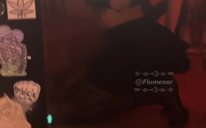 Flumenar: Une trans sexy se masturbe