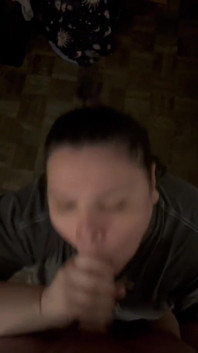 Selbstgedrehter amateur-blowjob und gesichtsbesamung ohne make-up
