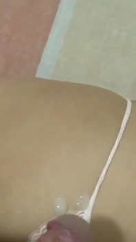 Wracam z plaży z pasierbem i uprawiamy seks po raz pierwszy, wielki wytrysk na mój tyłek
