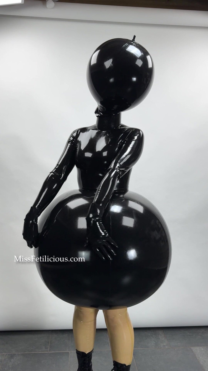 Miss_Fetilicious: 你觉得我的充气裙怎么样？