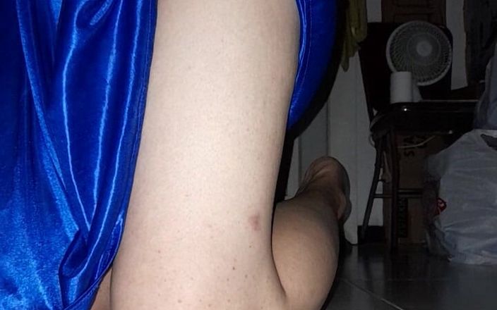Naomisinka: Masturbare cu spermă purtând lenjerie din mătase din satin albastru