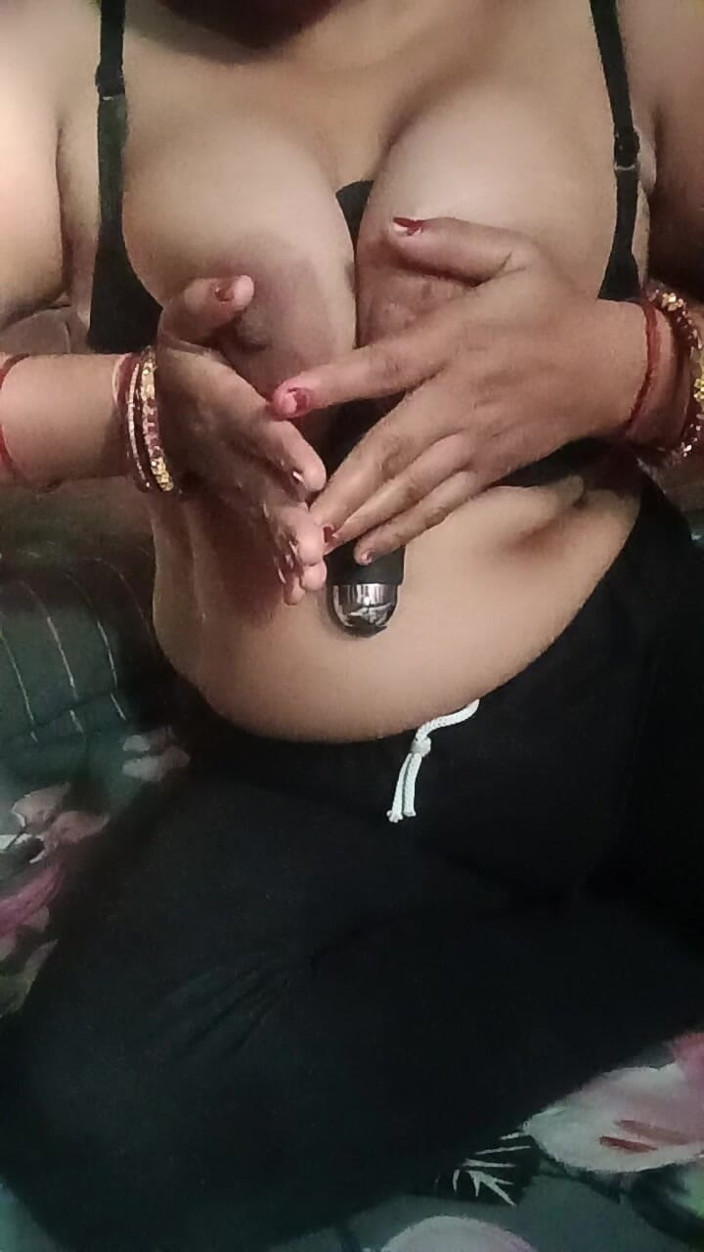 Soni sk: La casalinga indiana deshi village si masturba la figa con...