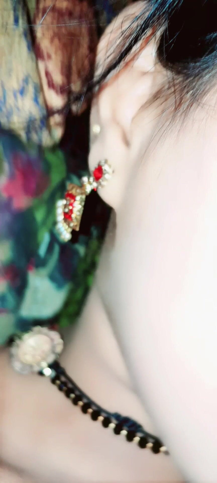 Renudbf: 아주 아름다운 형수를 혼자 찾은 후 섹스를 즐겼습니다. 그녀의 입술은 장미처럼 육즙이 많았고 그녀의 보지는 완전히 단단했습니다. 그녀의 젖꼭지는 놀라웠습니다. 내가 그녀