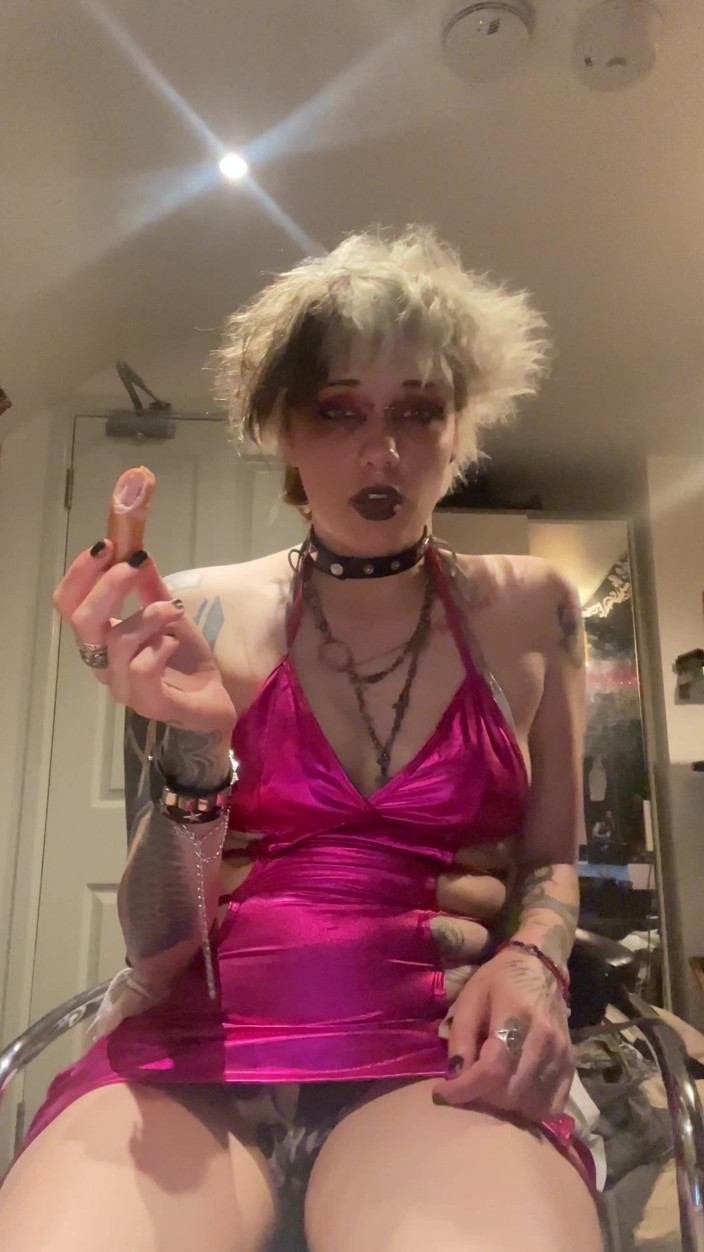 Glitterqueen1999: Gótica amiga ficando mais pega você masturbando e corta