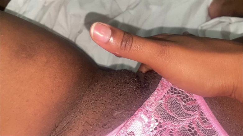 olivercastelistar: Ea închide ușa și caută orgasm