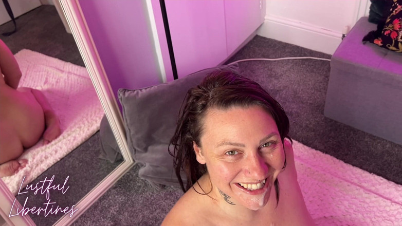 Lustful Libertines: Archiv - Skutečný amatérský pár kouří, hraje si s kundičkou a...