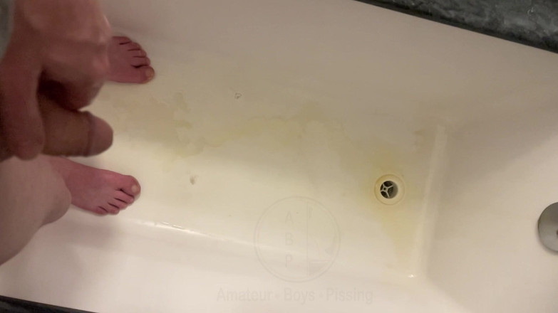AmateurBoysPissing: Cậu bé nghiệp dư đi tiểu, với cận cảnh và chuyển động...