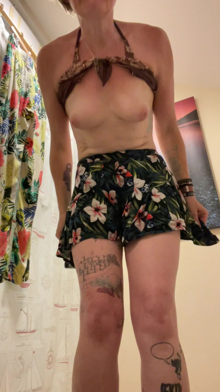 MistressWriggler: Long Legs, Short Shorts, Perfect Tits.