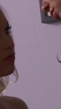 Rubia sexy persigue a su amiga con trazos de lengua
