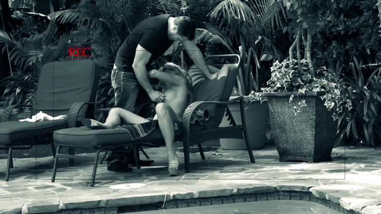 Radical: Une MILF sexy prend une grosse bite au bord de...