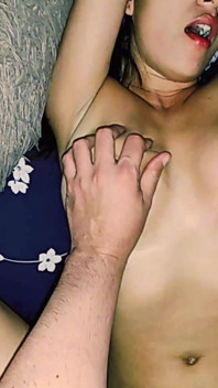 Wifebucket milfs - un primer plano de sus tetas saltando salvaje cuando la follo duro