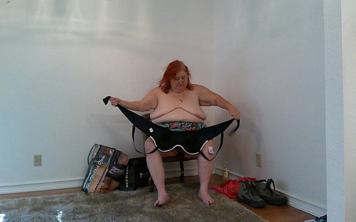BBW nurse Vicki adventures with friends: Ngusap baju renang dan binkinis