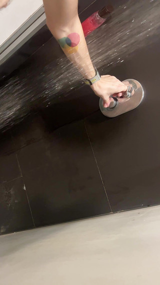 Dirty Dog: Gay spor salonu duş soyunma odası. Büyük zenci yarağıma dokunuyorum.