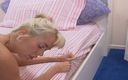 Hand Lotion Studios: Mooie tepel doorboorde blondine werd in haar slaapkamer geboord