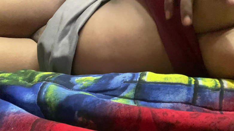 Angoori: Mallu kız amcığını parmaklıyor