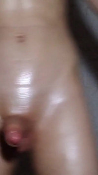 기름을 바른 자지를 사정하지 말라고 때렸지만 너무 발정나서 도와줄 수 없어
