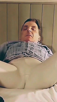 Geniş açık sürtük götünün gösterisi