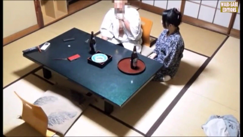 MILF, Wabi-Sabi Editions: 数時間後、温泉係の誘惑が個室で撮影される - シーン1
