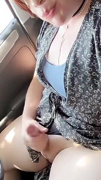 Vidéo complète - une trans caresse une grosse bite au bord d’une route animée