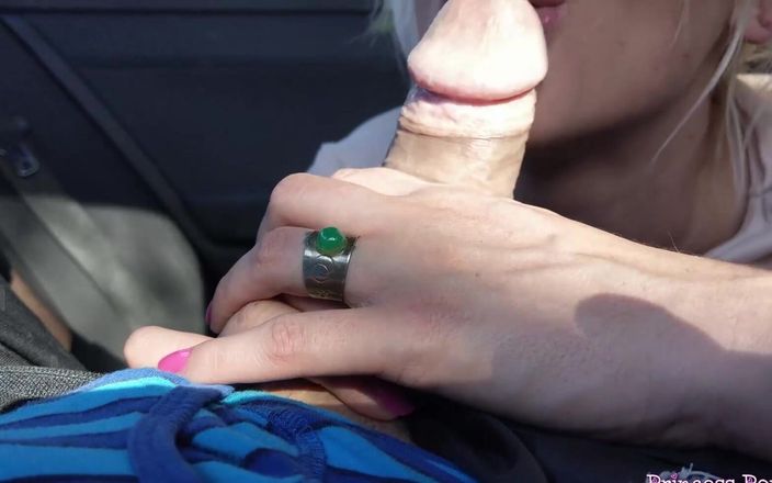 Princess Poppy: Cabelo loiro - unhas rosa - boquete no carro
