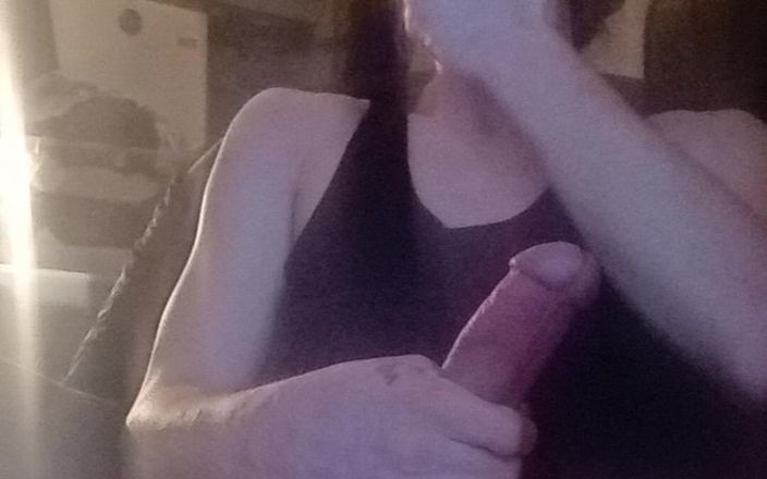 Smoke fetish: Sunny se masturbează și fumează un cig în același timp