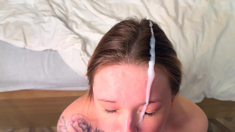 LesanaMild: Sperma på styvsysterns ansikte när hon kom över för natten