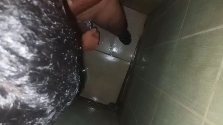 Cute boy jerks off: L'uomo viene scopata e sbatte le palle nel bagno della...