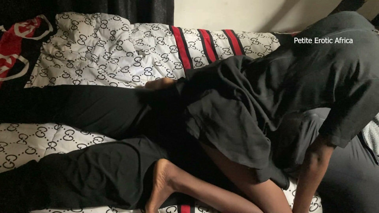 Petite Erotic Africa: Lovet cavalca completamente vestita