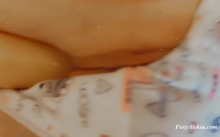 FoxyAleksa: Učení roztomilé chlupaté kundičky bere ptáka. Domácí video. Close-up