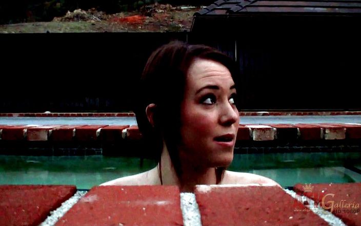 ATKIngdom: Ashley Shannon брала интервью у бассейна