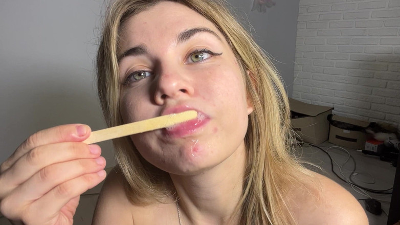 Misty Phoenix: Widok z bliska na usta, gumę i ślinienie