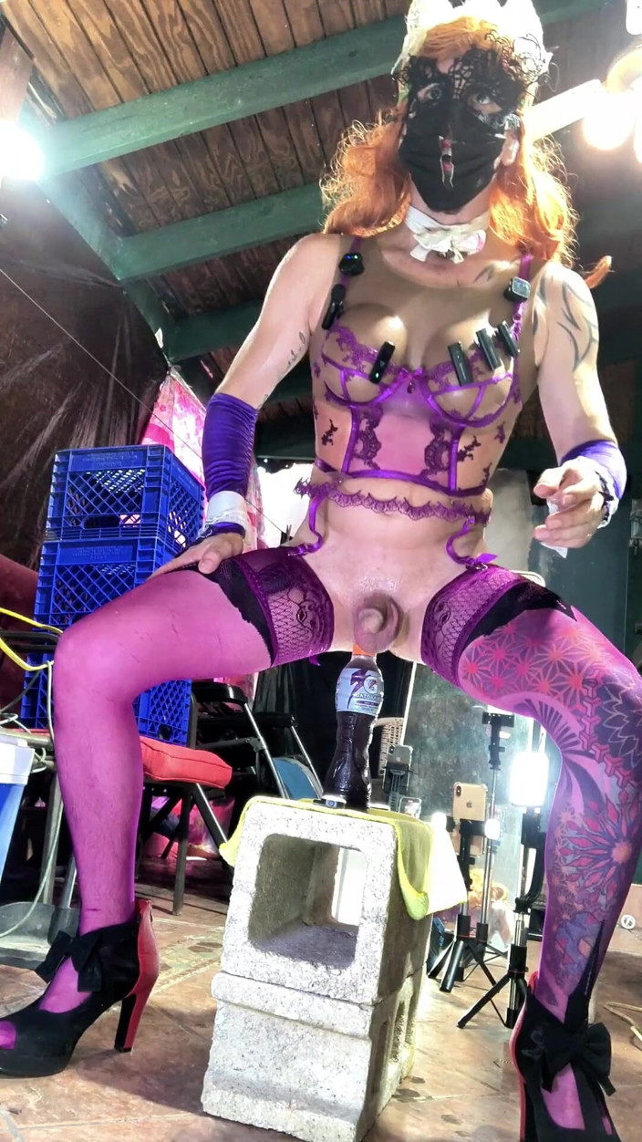 Benito414: La trans sexy in lingerie viola si infila una bottiglia...