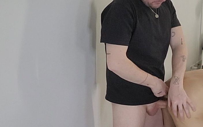 Twotwinkhusbands: Brittisk pojke gags på sin egen röv