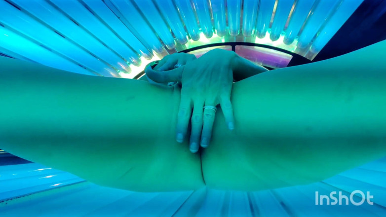 Trixie Dixie: Tanning bed fun
