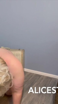 Gorgeous BBW Covers Her Body in Oil