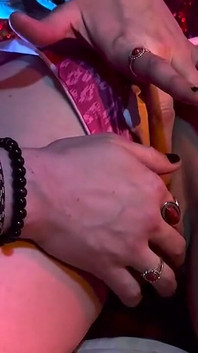 Üvey babacık bana tam vücut masajı yapıyor