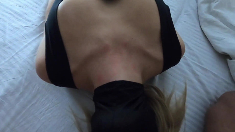 graceful hotwife: 誰にフェラチオをしてるのか知らなかった。夫はマスクを着用し、友人に電話をかけました
