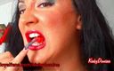 Kinky Domina Christine queen of nails: Knallende rote lippen, gummy, bär vore