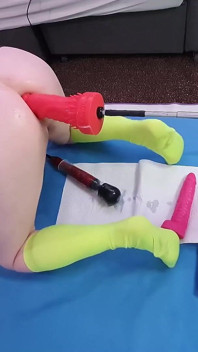 Groot dildo-kontplezier op de neukmachine met Essex-meisje Lisa