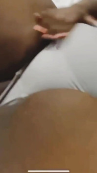 Memek tebal cewek semok kulit hitam ini lagi asik masturbasi sampai muncrat