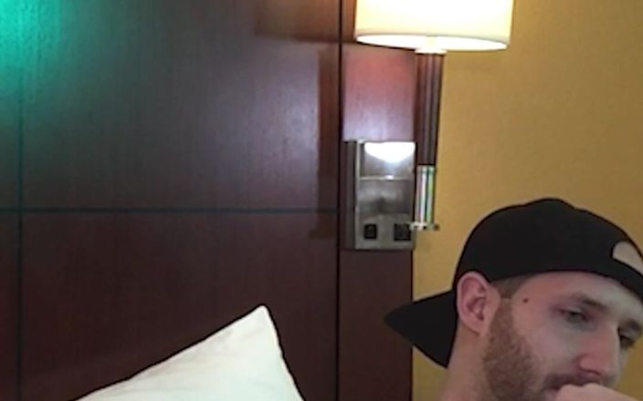 Jake Grand the man: Jade Madison, tapette gothique, s’enfile une bite au fond de...